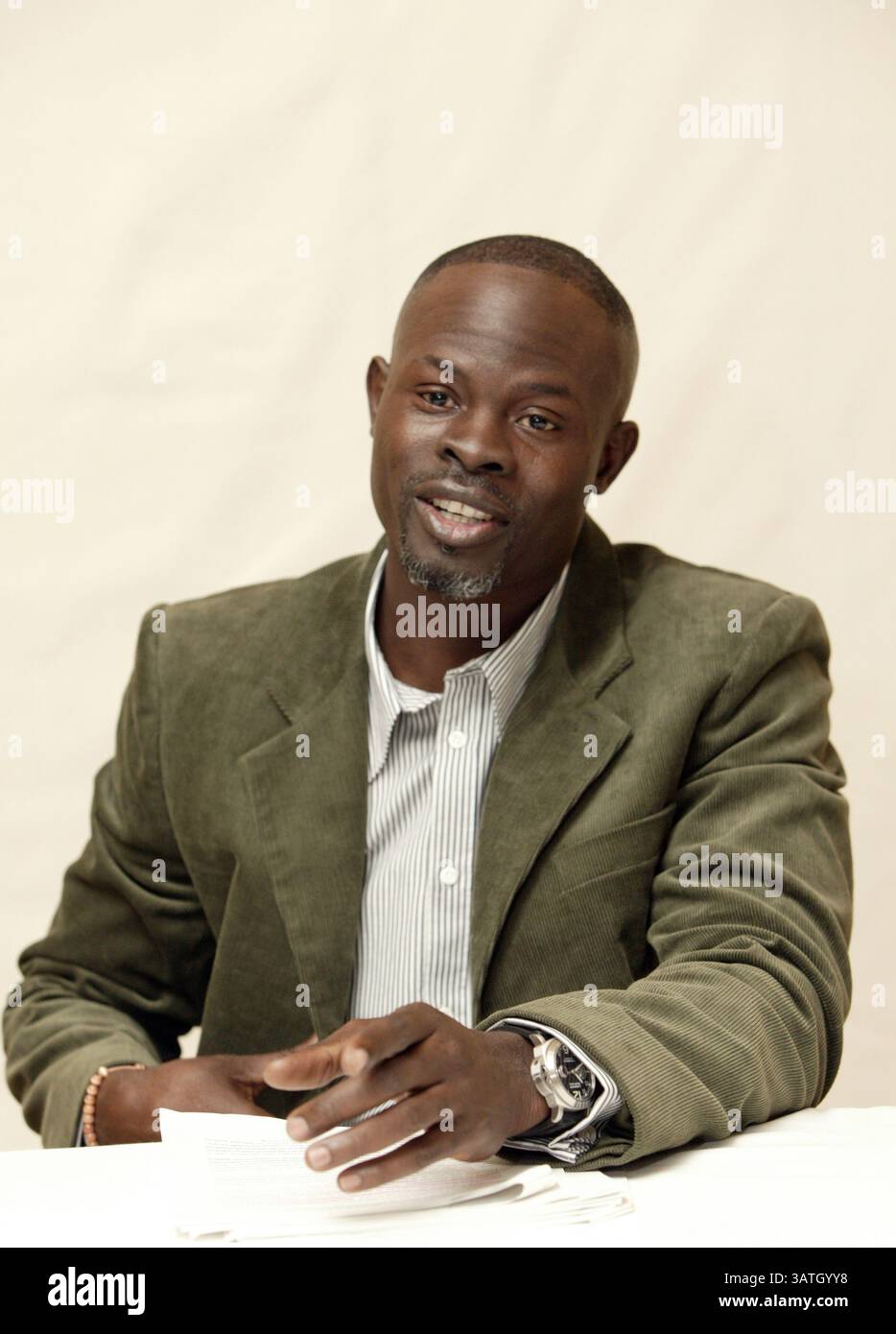 30. Januar 2005: Hollywood, Kalifornien, USA – DJIMON HOUNSOU fördert Constantine Djimon Gaston Hounsou (* 24. April 1964 in New York) ist ein beninesisch-amerikanischer Schauspieler und Model. Hounsou begann seine Karriere in Musikvideos. Sein Filmdebüt gab er in Without You I’m Nothing (1990) und erlangte große Anerkennung für seine Rolle als Cinqué in Amistad (1997). Weitere Anerkennung erhielt er für seine Rollen in Gladiator (2000), in America (2003), Blood Diamond (2006) und erhielt den Academy Award für die Nominierungen für den besten Nebendarsteller für beide Filme sowie für seine Rollen in Guardians of the Gala Stockfoto