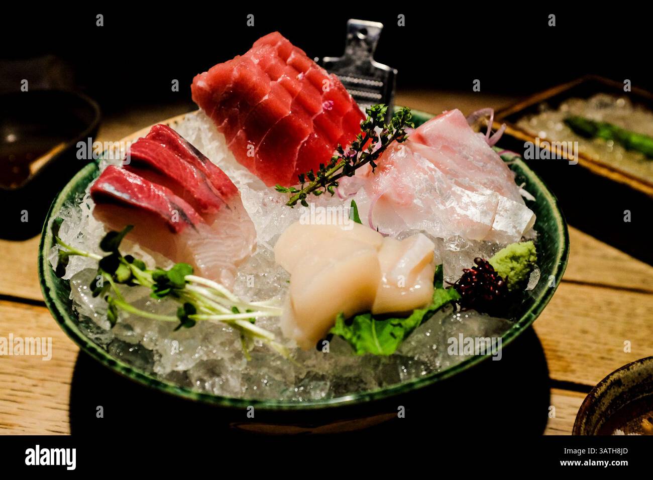 Oktober 2015 - St. Petersburg, Florida, USA - EVE EDELHEIT | Times. Frisches Sashimi serviert mit frischem Wasabi und einer kleinen Reibe an meinem ersten Abend in Tokio. In amerikanischen japanischen Restaurants werden uns oft keine 'echten' Wasabi serviert. Echter Wasabi wird von der Wurzel Wasabia Japonica gerieben. (Bild: © Eve Edelheit/Tampa Bay Times via ZUMA Wire) Stockfoto
