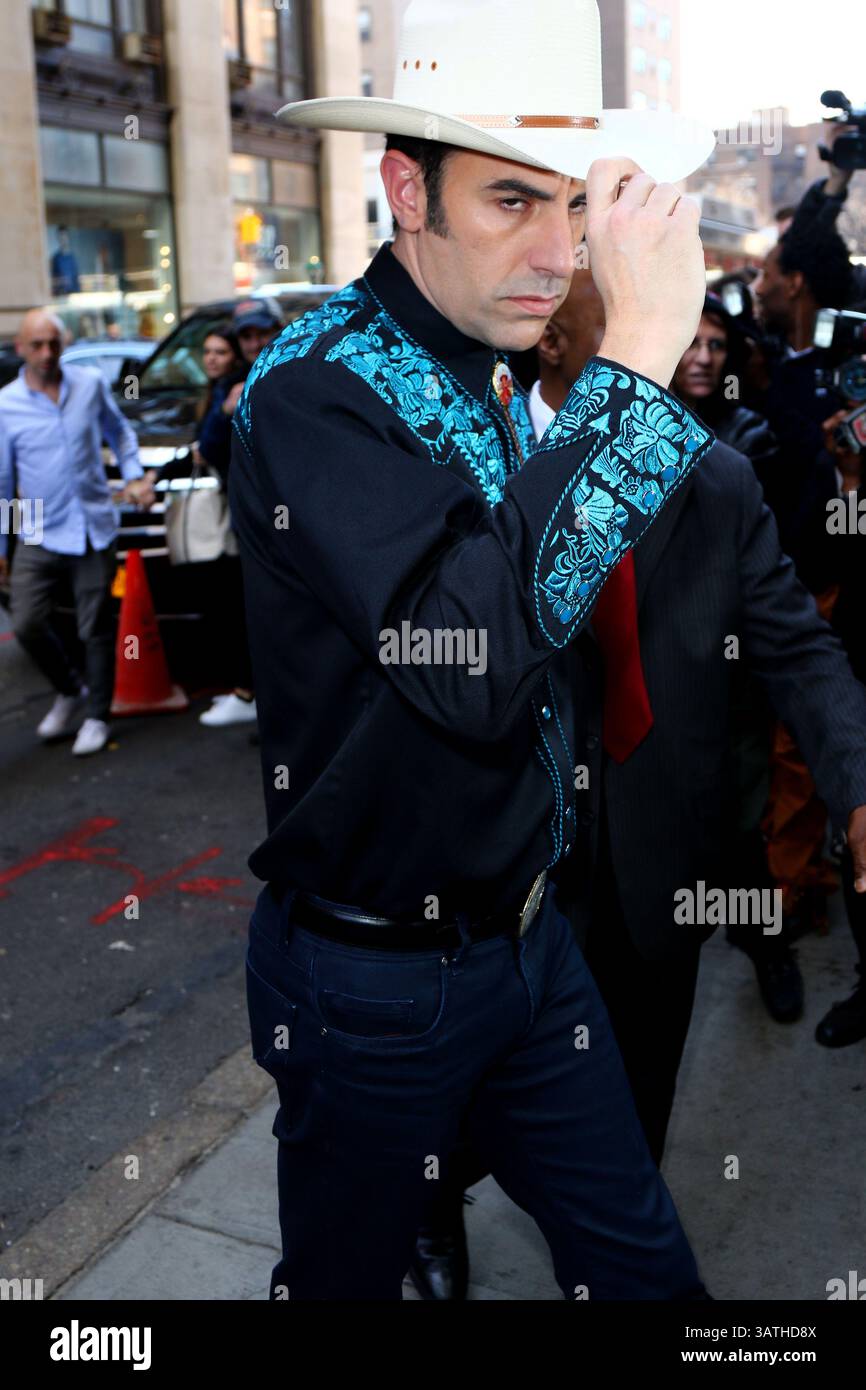 9. März 2016 – New York City, NY, USA – Schauspieler Sacha Baron Cohen trug ein Cowboy-Outfit, als er am 9. März 2016 bei AOL Build in New York City auftrat (Credit Image: © Zelig Shaul/Ace Pictures via ZUMA Press) Stockfoto