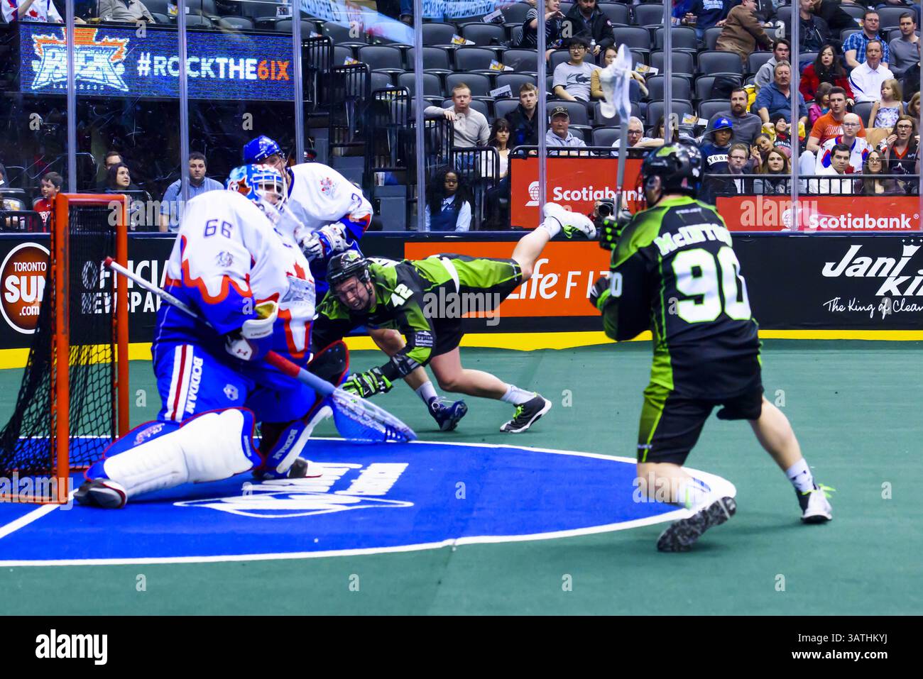 25. März 2016: Ben McIntosh (90), Saskatchewan Rush, trifft einen Torschuss. (Kreditbild: © Angel Marchini via ZUMA Wire) Stockfoto