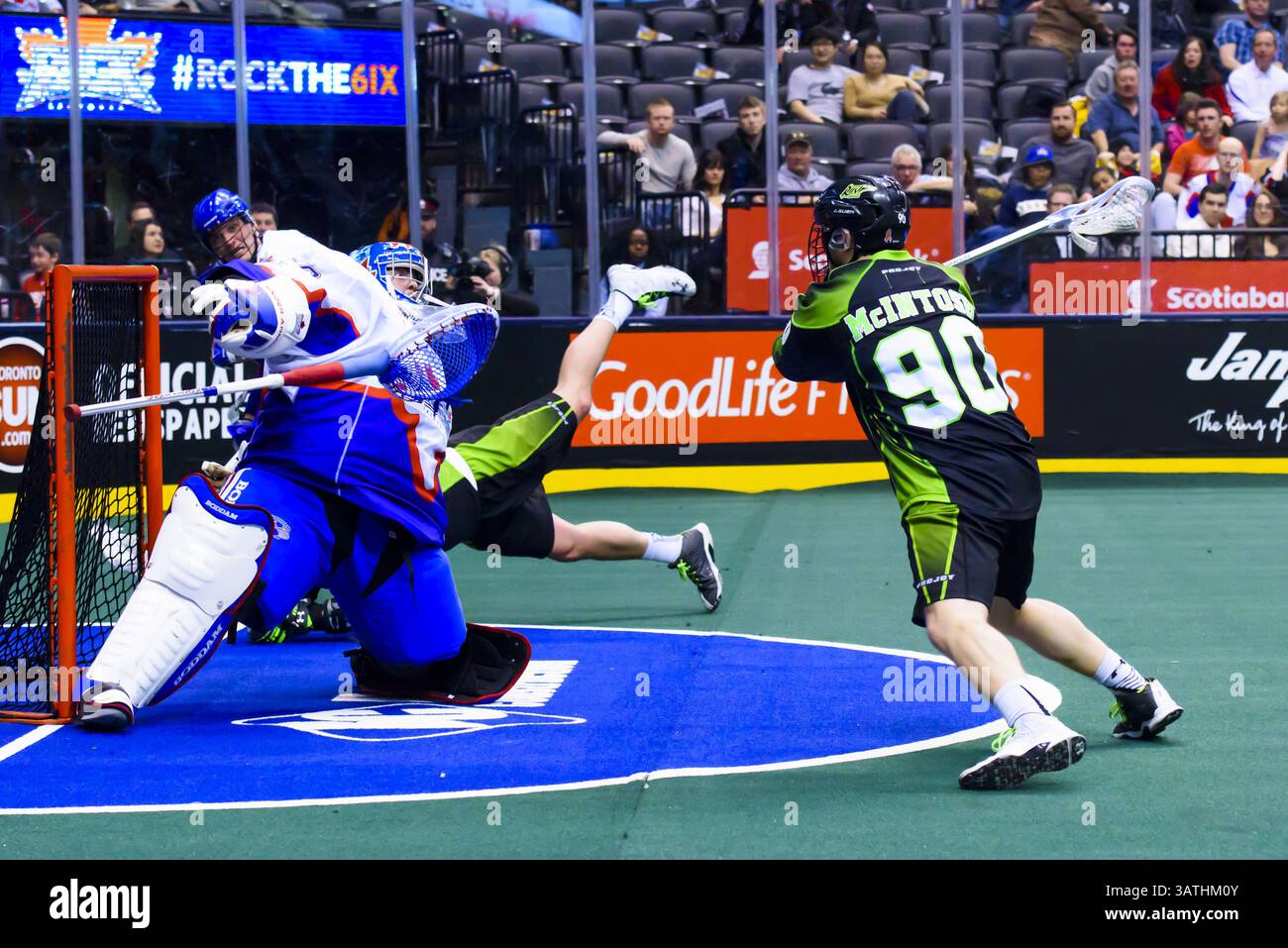 25. März 2016: Ben McIntosh (90), Saskatchewan Rush, trifft einen Torschuss. (Kreditbild: © Angel Marchini via ZUMA Wire) Stockfoto