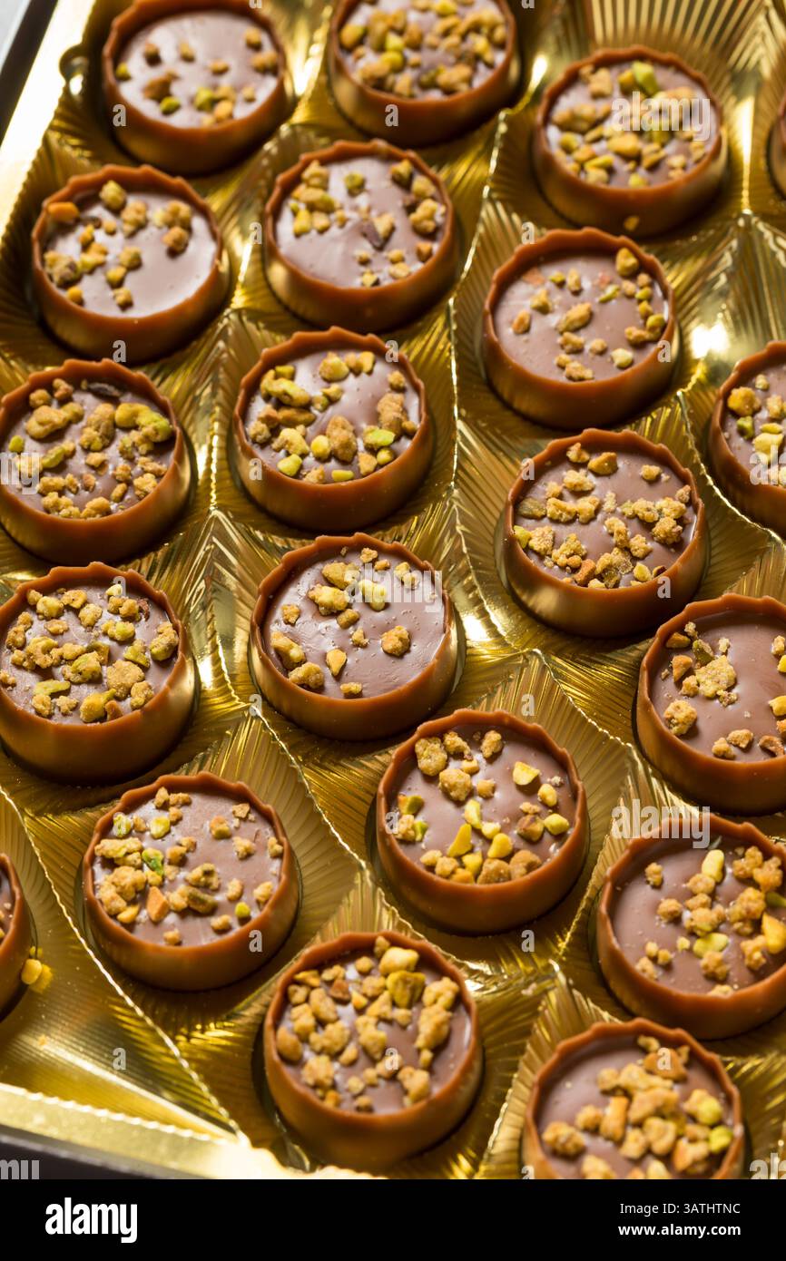 Süße Pistazie Dubai-Schokolade mit Kadayif, verzehrfertig Stockfoto