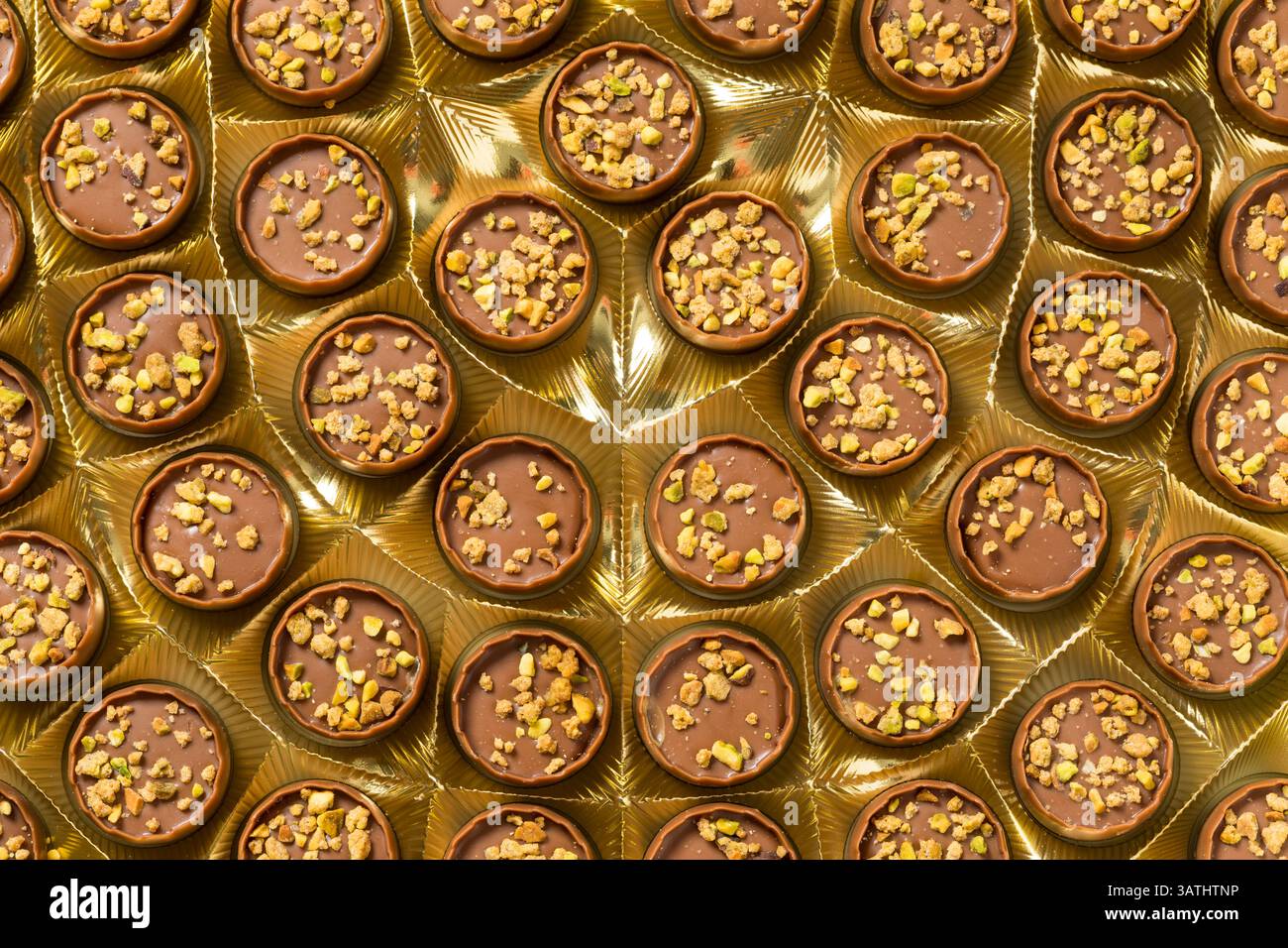 Süße Pistazie Dubai-Schokolade mit Kadayif, verzehrfertig Stockfoto