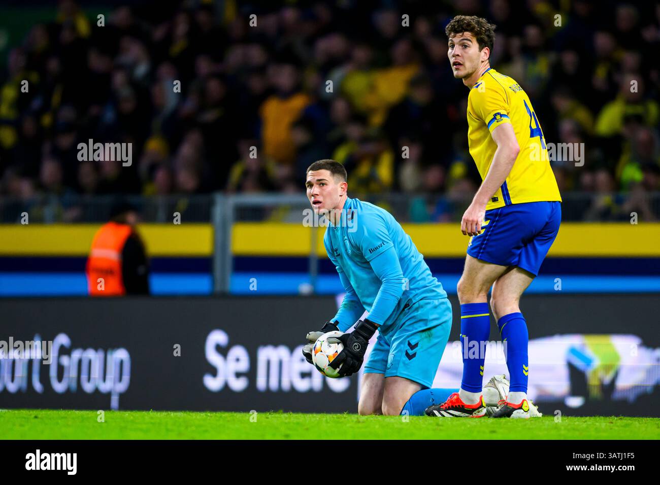 13 (BIF) – Gavin Beavers (Keeper), 4 (BIF) – Jacob Rasmussen. Mesterskabsspillet - Superliga: Brøndby IF mod FC Nordsjælland - 18.04.2025. Brøndby, Stockfoto