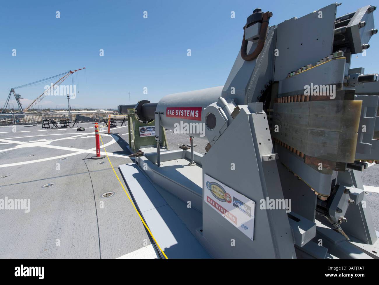 Die U.S. Navy stellt Prototypen für elektromagnetische Eisenbahnpistolen vor; einer der beiden ist an Bord des gemeinsamen Hochgeschwindigkeitsschiffs USS Millinocket (JHSV 3) im Hafen der Marinebasis San Diego am 8. Juli 2014 zu sehen. Die Eisenbahngewehre wurden in San Diego im Rahmen des Electromagnetic Launch Symposium ausgestellt, bei dem Vertreter der USA und der alliierten Marine, der Industrie und der Wissenschaft über gerichtete Energietechnologien diskutierten. (Foto der US Navy von Mass Communication Specialist 2nd Class Kristopher Kirsop/veröffentlicht) Stockfoto