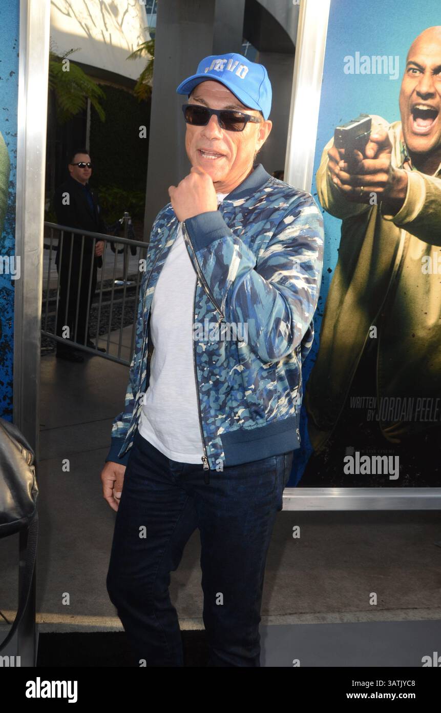 27. April 2016 – Los Angeles, CA, USA – LOS ANGELES – 21. APR: Jean-Claude Van Damme bei der Premiere im Keanu Los Angeles am 21. April 2016 in den ArcLight Hollywood Theaters in Los Angeles, CA (Credit Image: © hPa/Newscom via ZUMA Press) Stockfoto