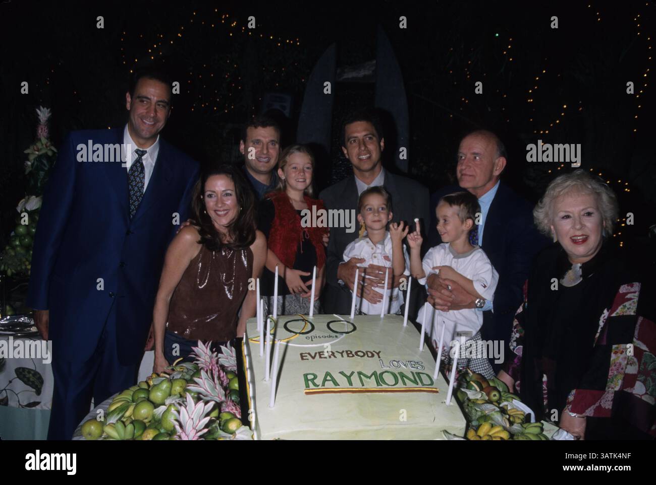 Everybody Loves Raymond 100. Episode Restaurant Spago Beverly Hills 2000.k19596mr. Ray Romano, Patricia Heaton, Brad Garrett, Doris Roberts und Peter Boyle. (Kredit-Bild: © Milan Ryba/Globe Photos/ZUMAPRESS.com) Stockfoto