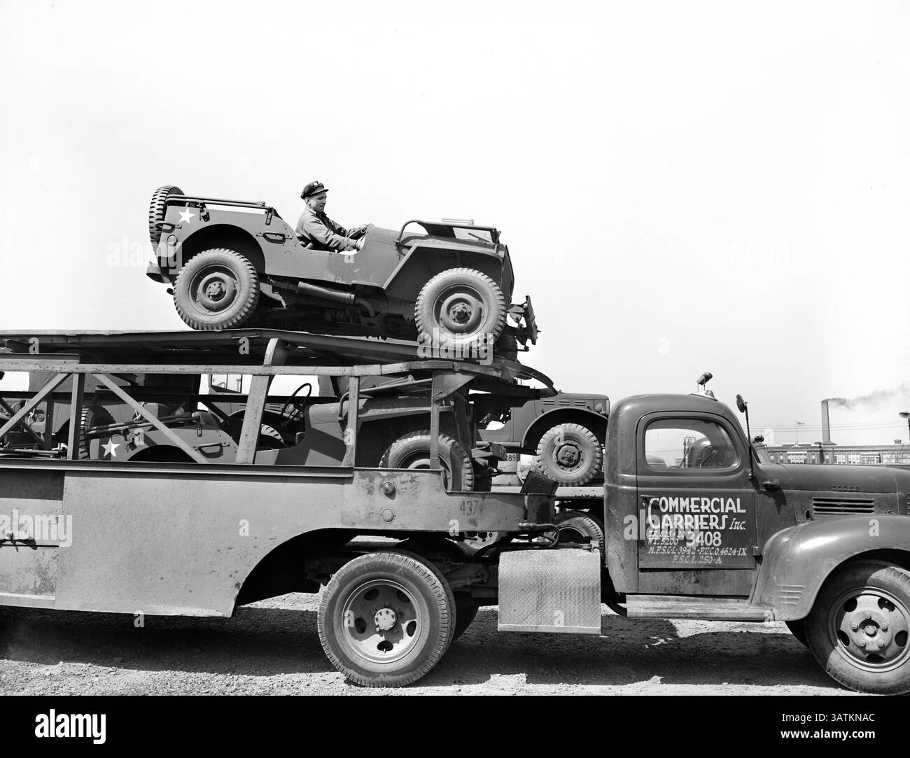 Nahaufnahme der Transportstrecke mit Fahrzeugen der US-Armee, Detroit, Michigan, USA, Arthur S. Siegel, U.S. Office of war Information, April 1943 Stockfoto