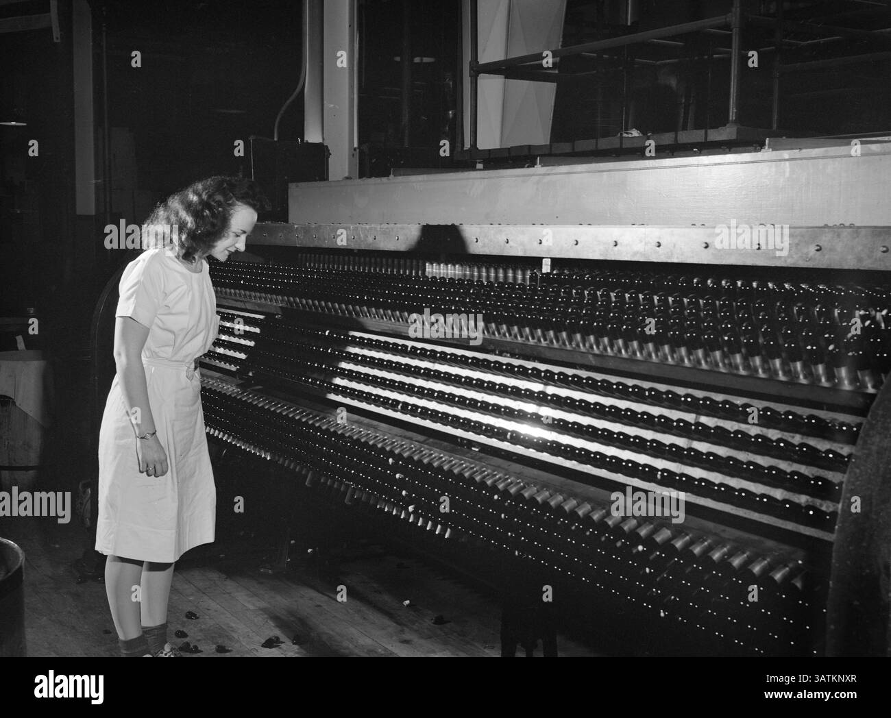 Herstellungschemiker überwacht die Produktion von Gelatinekapseln in Spezialgröße, Parke, Davis and Company, Detroit, Michigan, USA, Arthur S. Siegel, U.S. Office of war Information, Mai 1943 Stockfoto