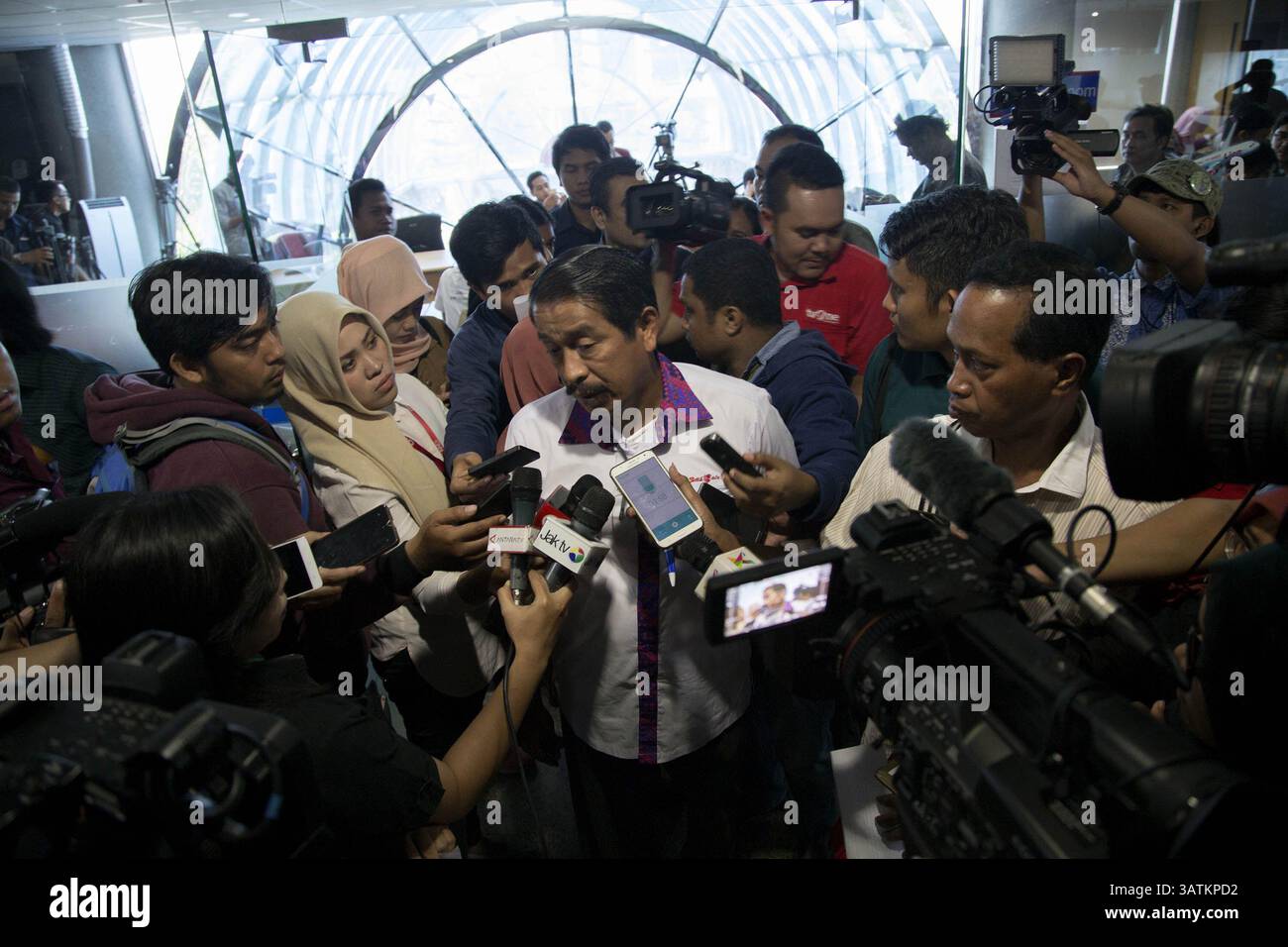 5. April 2016 – Jakarta, Jakarta, Indonesien – Jakarta, 05. April 2016: EDWARD SIRAIT Direktor der Liong Group Indonesia hält Pressekonferenz im Lion Air Hauptbüro in Jakarta. Batik Air als eines der Luftflugzeuge der Lion Air Group hat am 4. April 2016 den Flügel gebrochen, weil sie mit einem anderen Flugzeug vor dem Start im Halim Perdana Kusuma Commercial Air Port kooperiert hatte. Es gibt kein Opfer wegen des Absturzes, nur einen gebrochenen Flügel aus dem Flugzeug. (Bild: © Donal Husni via ZUMA Wire) Stockfoto