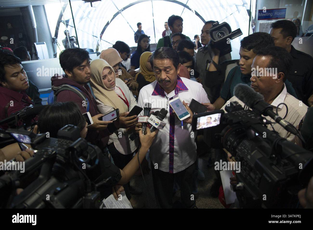 5. April 2016 – Jakarta, Jakarta, Indonesien – Jakarta, 05. April 2016: EDWARD SIRAIT Direktor der Liong Group Indonesia hält Pressekonferenz im Lion Air Hauptbüro in Jakarta. Batik Air als eines der Luftflugzeuge der Lion Air Group hat am 4. April 2016 den Flügel gebrochen, weil sie mit einem anderen Flugzeug vor dem Start im Halim Perdana Kusuma Commercial Air Port kooperiert hatte. Es gibt kein Opfer wegen des Absturzes, nur einen gebrochenen Flügel aus dem Flugzeug. (Bild: © Donal Husni via ZUMA Wire) Stockfoto