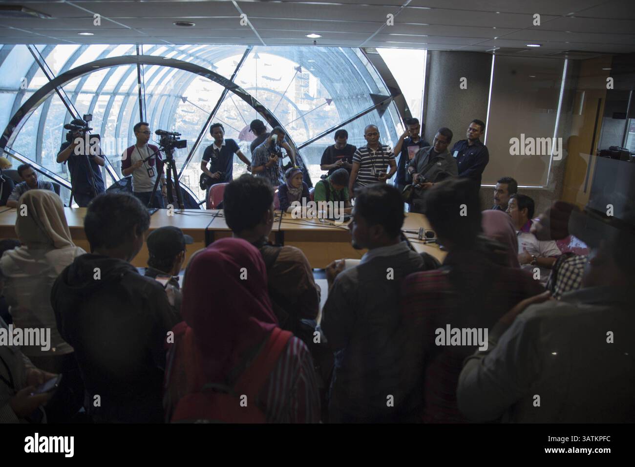 5. April 2016 – Jakarta, Jakarta, Indonesien – Jakarta, 05. April 2016: EDWARD SIRAIT Direktor der Liong Group Indonesia hält Pressekonferenz im Lion Air Hauptbüro in Jakarta. Batik Air als eines der Luftflugzeuge der Lion Air Group hat am 4. April 2016 den Flügel gebrochen, weil sie mit einem anderen Flugzeug vor dem Start im Halim Perdana Kusuma Commercial Air Port kooperiert hatte. Es gibt kein Opfer wegen des Absturzes, nur einen gebrochenen Flügel aus dem Flugzeug. (Bild: © Donal Husni via ZUMA Wire) Stockfoto