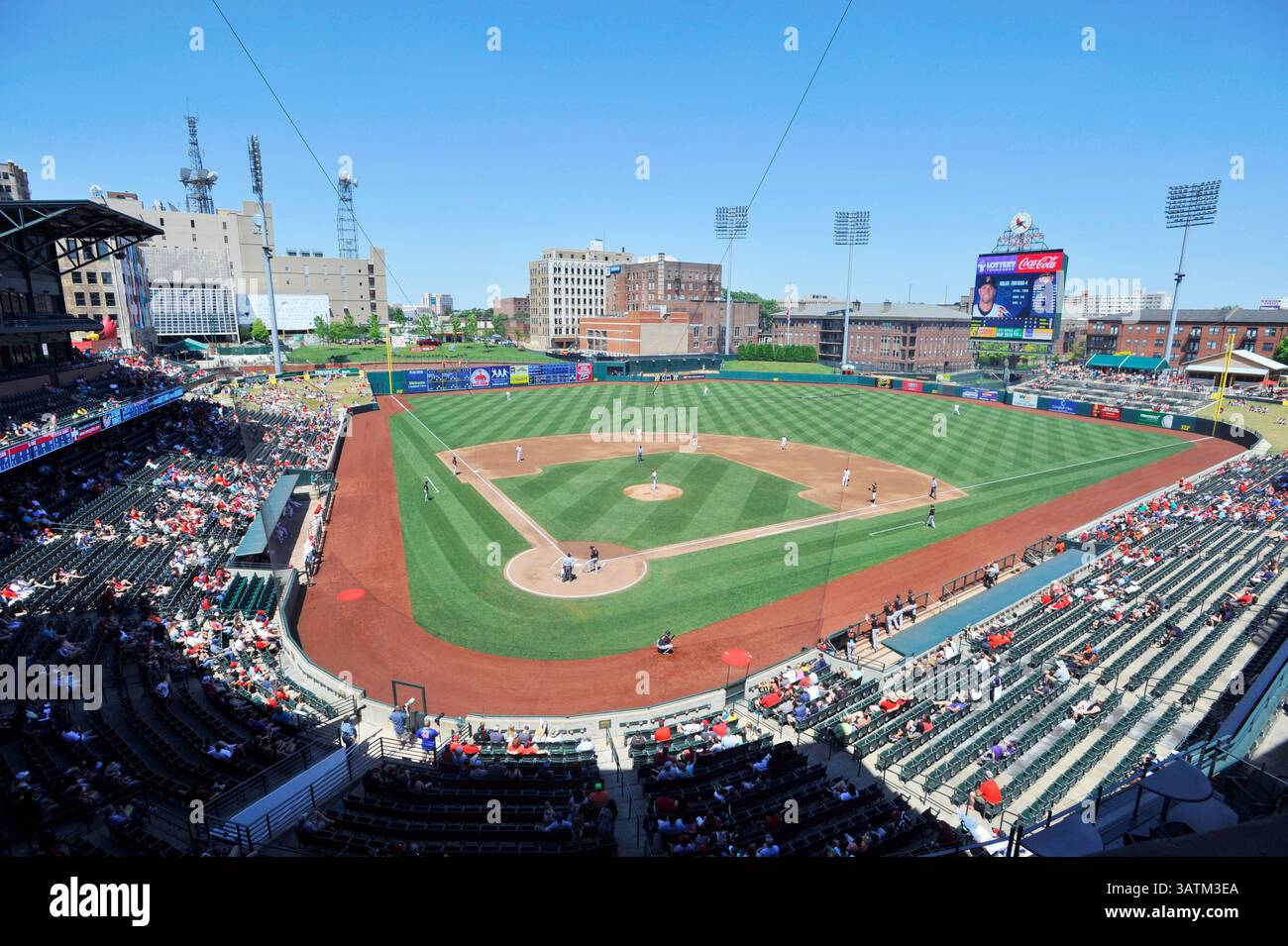 22. Mai 2016: Die Memphis Redbirds und Fresno Grizzlies spielen während des zweiten Inning eines MiLB Baseballspiels im AutoZone Park in Memphis, TN. Memphis gewann mit 8:1. Austin McAfee/CSM(Kreditbild: © Austin McAfee/CSM via ZUMA Wire) Stockfoto