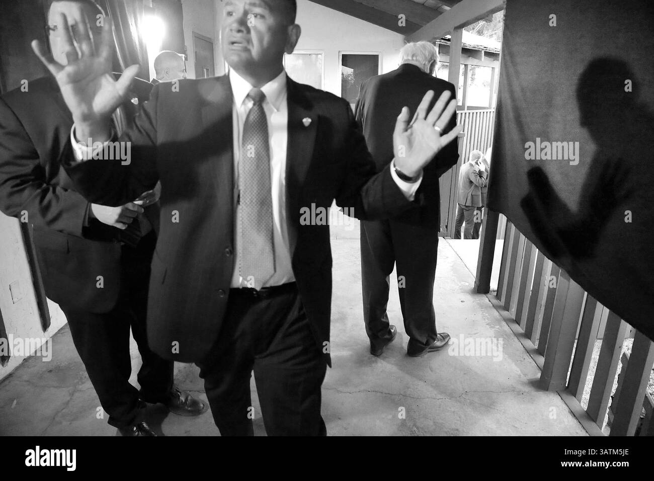 21. Mai 2016 - National City, CA, USA - NATIONAL City, CA: 21. Mai 2016 | Agenten des Secret Service räumen das Gebiet, in dem der Präsidentschaftskandidat Bernie Sanders seine Rede überprüfte, während er darauf wartete, bei einer Kundgebung im Kimball Park vorgestellt zu werden. | Foto: Howard Lipin/San Diego Union-Tribune/obligatorischer Credit: HOWARD LIPIN SAN DIEGO UNION-TRIBUNE/ZUMA PRESS (Credit Image: © Howard Lipin/San Diego Union-Tribune Via ZUMA Wire) Stockfoto