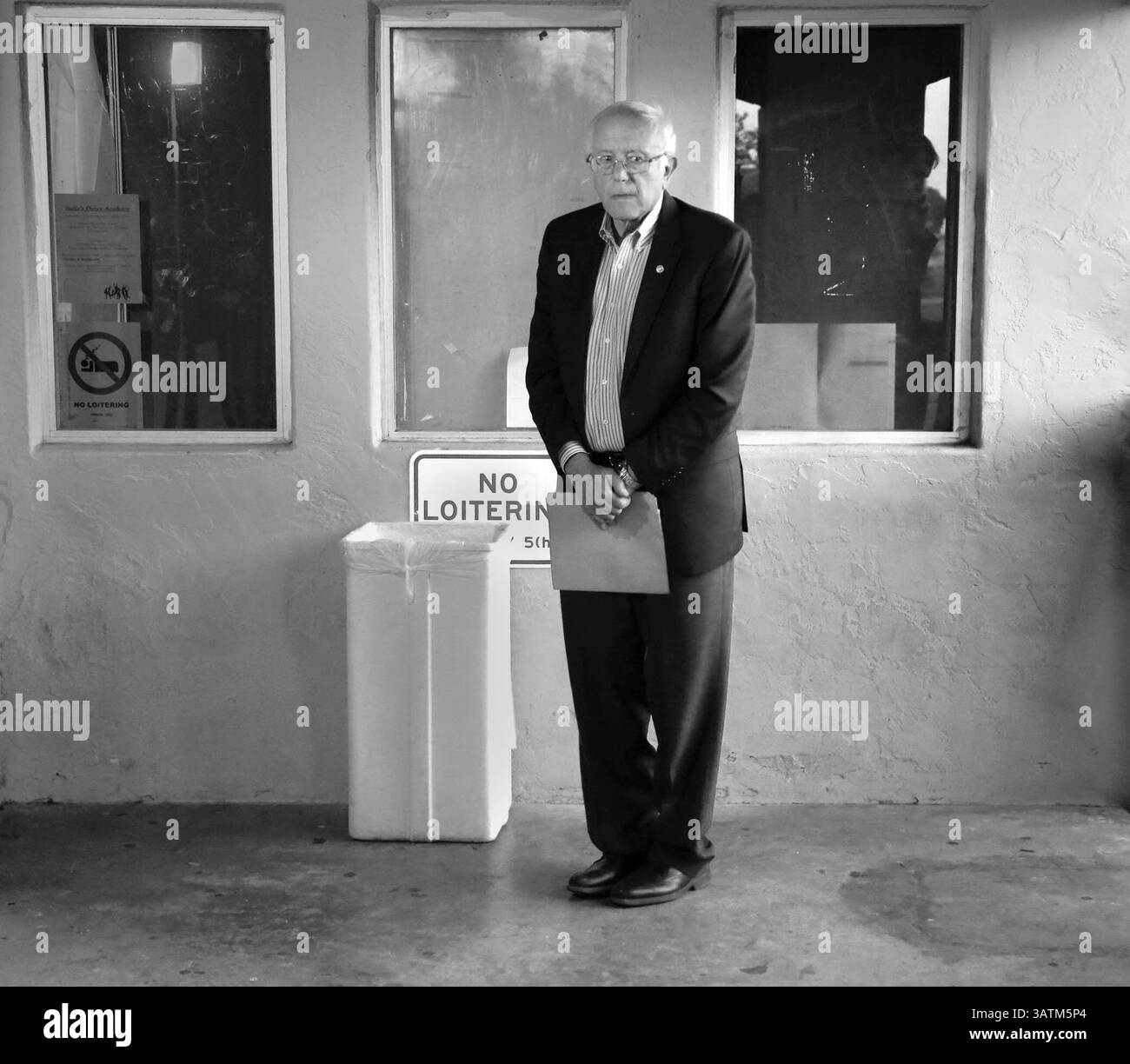 21. Mai 2016 - National City, CA, USA - NATIONAL City, CA: 21. Mai 2016 | Präsidentschaftskandidat Bernie Sanders wartet auf eine Kundgebung im Kimball Park. | Foto: Howard Lipin/San Diego Union-Tribune/obligatorischer Credit: HOWARD LIPIN SAN DIEGO UNION-TRIBUNE/ZUMA PRESS (Credit Image: © Howard Lipin/San Diego Union-Tribune Via ZUMA Wire) Stockfoto