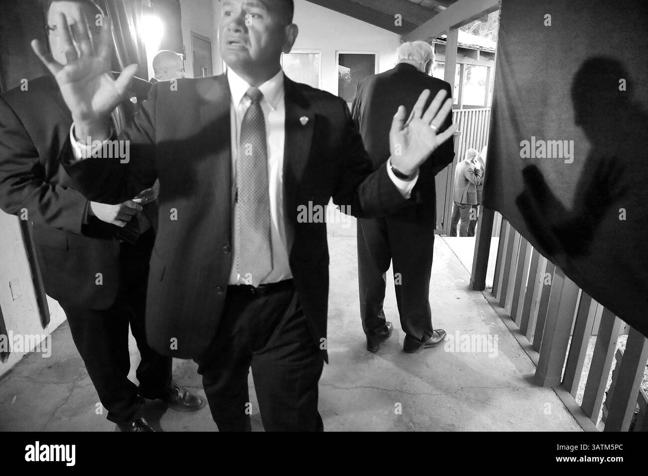 21. Mai 2016 - National City, CA, USA - NATIONAL City, CA: 21. Mai 2016 | Agenten des Secret Service räumen das Gebiet, in dem der Präsidentschaftskandidat Bernie Sanders seine Rede überprüfte, während er darauf wartete, bei einer Kundgebung im Kimball Park vorgestellt zu werden. | Foto: Howard Lipin/San Diego Union-Tribune/obligatorischer Credit: HOWARD LIPIN SAN DIEGO UNION-TRIBUNE/ZUMA PRESS (Credit Image: © Howard Lipin/San Diego Union-Tribune Via ZUMA Wire) Stockfoto