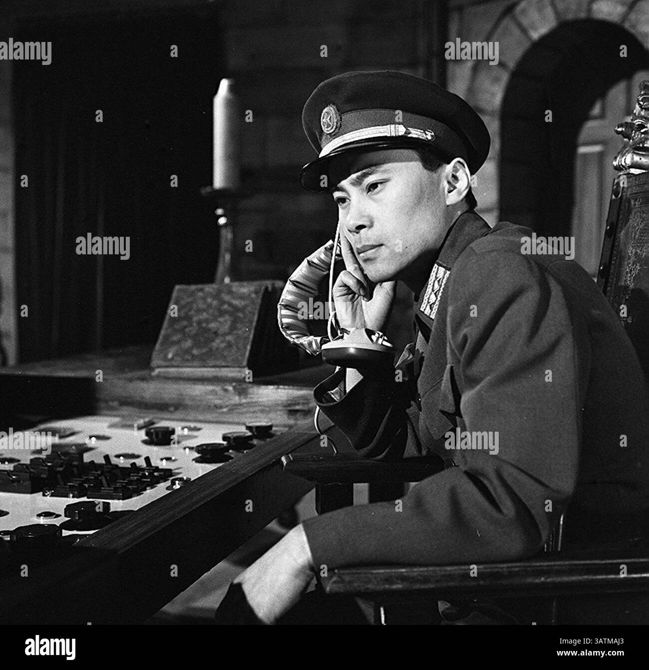 24. Mai 2016 – London, England, Vereinigtes Königreich – 24. Mai 2016 – Aktendarsteller BURT KWOUK, der vor allem für die Rolle von Inspector Clouseaus Manservant Cato in den Pink Panther Films bekannt war, starb im Alter von 85 Jahren. Er trat in sieben Pink Panther Filmen gegenüber P. Sellers als Clouseaus Diener auf, der regelmäßig seinen Arbeitgeber attackierte, um ihn wachsam zu halten. Außerdem spielte er von 2002 bis 2010 in der BBC-Sitcom Last of the Summer Wine. Geboren in Manchester, aufgewachsen in Shanghai, erhielt der Schauspieler einen OBE in der New Year Honour List 2011. Im Bild: 15. Juni 1962 - ...'Mann der Welt' - 'die Grenze' - Burt Kwouk und A Stockfoto