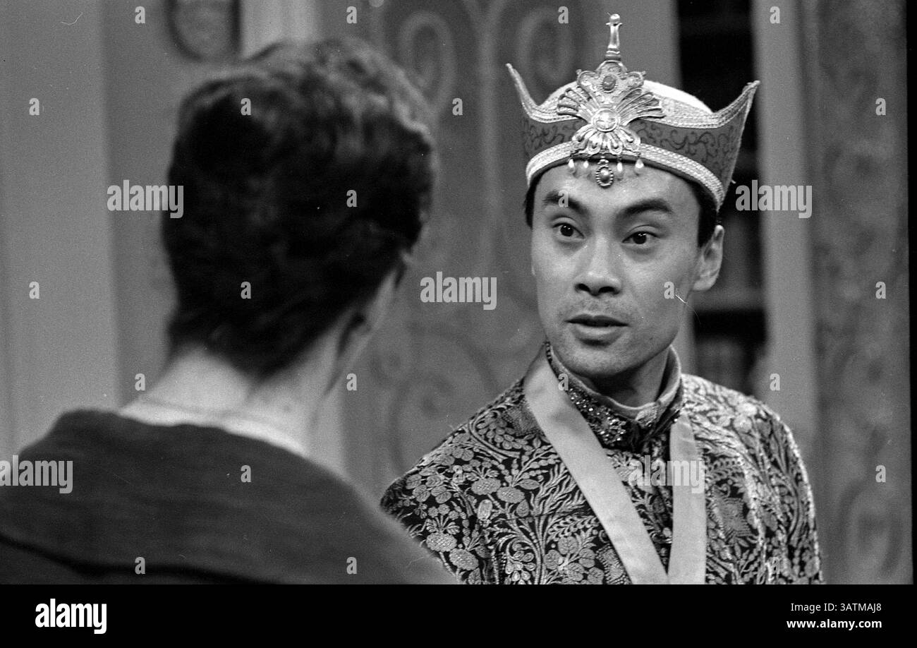 24. Mai 2016: Der Schauspieler BURT KWOUK, der vor allem für die Rolle von Inspector Clouseaus Manservant Cato in den Pink Panther Films bekannt war, starb im Alter von 85 Jahren. Er trat in sieben Pink Panther Filmen gegenüber P. Sellers als Clouseaus Diener auf, der regelmäßig seinen Arbeitgeber attackierte, um ihn wachsam zu halten. Außerdem spielte er von 2002 bis 2010 in der BBC-Sitcom Last of the Summer Wine. Geboren in Manchester, aufgewachsen in Shanghai, erhielt der Schauspieler einen OBE in der New Year Honour List 2011. Im Bild: 15. Juni 1961 – Burt Kwouk „The Avengers“ Serie 1. TV-Standbilder. (Kreditbild: © ABC/Entertainment Pictures/ZUMAPRESS.com) Stockfoto