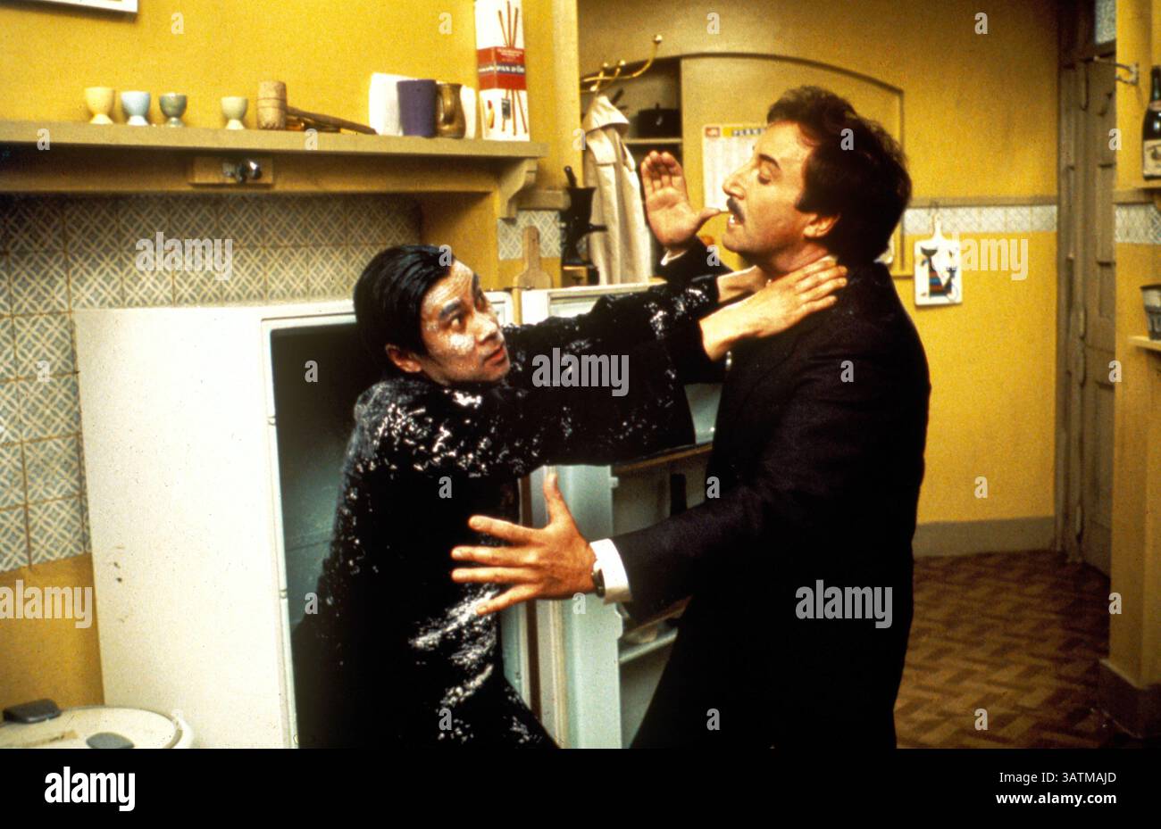 24. Mai 2016: Der Schauspieler BURT KWOUK, der vor allem für die Rolle von Inspector Clouseaus Manservant Cato in den Pink Panther Films bekannt war, starb im Alter von 85 Jahren. Er trat in sieben Pink Panther Filmen gegenüber P. Sellers als Clouseaus Diener auf, der regelmäßig seinen Arbeitgeber attackierte, um ihn wachsam zu halten. Außerdem spielte er von 2002 bis 2010 in der BBC-Sitcom Last of the Summer Wine. Geboren in Manchester, aufgewachsen in Shanghai, erhielt der Schauspieler einen OBE in der New Year Honour List 2011. 1975 – The Return of the Pink Panther Stills, Burt Kwouk als Cato, Peter Sellers. (Bild: © United Artists/ Stockfoto