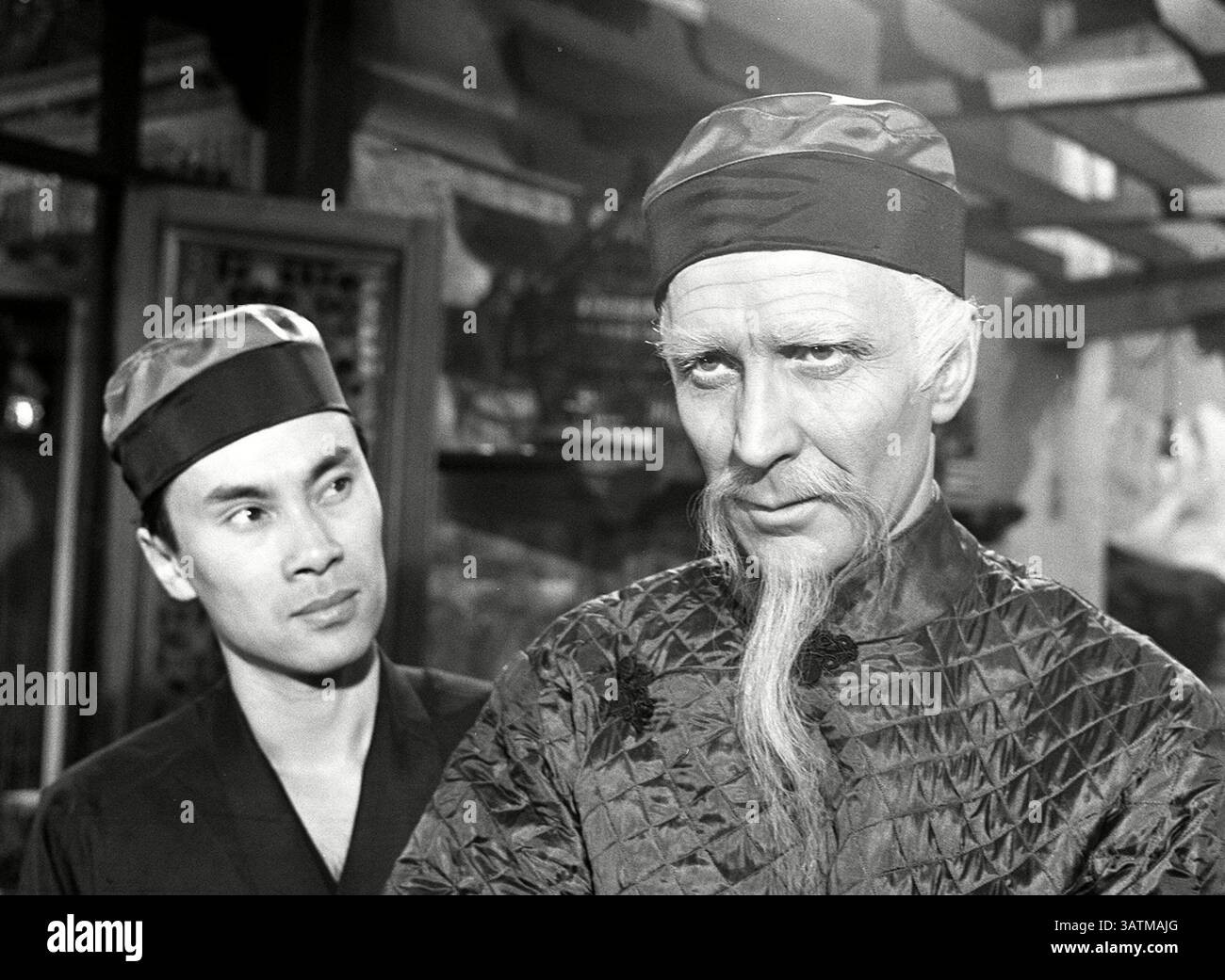 24. Mai 2016 – London, England, Vereinigtes Königreich – 24. Mai 2016 – Aktendarsteller BURT KWOUK, der vor allem für die Rolle von Inspector Clouseaus Manservant Cato in den Pink Panther Films bekannt war, starb im Alter von 85 Jahren. Er trat in sieben Pink Panther Filmen gegenüber P. Sellers als Clouseaus Diener auf, der regelmäßig seinen Arbeitgeber attackierte, um ihn wachsam zu halten. Außerdem spielte er von 2002 bis 2010 in der BBC-Sitcom Last of the Summer Wine. Geboren in Manchester, aufgewachsen in Shanghai, erhielt der Schauspieler einen OBE in der New Year Honour List 2011. Im Bild: 15. Juni 1962 - ...'Mann der Welt' - 'die Grenze' - Burt Kwouk und A Stockfoto