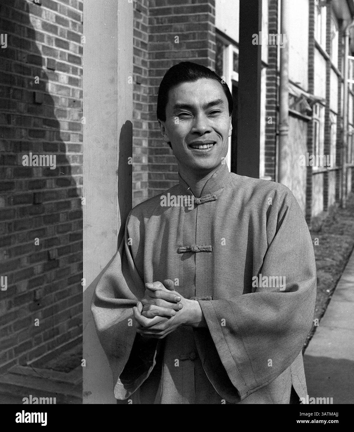 24. Mai 2016 – London, England, Vereinigtes Königreich – 24. Mai 2016 – Aktendarsteller BURT KWOUK, der vor allem für die Rolle von Inspector Clouseaus Manservant Cato in den Pink Panther Films bekannt war, starb im Alter von 85 Jahren. Er trat in sieben Pink Panther Filmen gegenüber P. Sellers als Clouseaus Diener auf, der regelmäßig seinen Arbeitgeber attackierte, um ihn wachsam zu halten. Außerdem spielte er von 2002 bis 2010 in der BBC-Sitcom Last of the Summer Wine. Geboren in Manchester, aufgewachsen in Shanghai, erhielt der Schauspieler einen OBE in der New Year Honour List 2011. Im Bild: 15. Juni 1963 – „The sentimental Agent“ TV-Episode 1 – All That Jazz. Bur Stockfoto