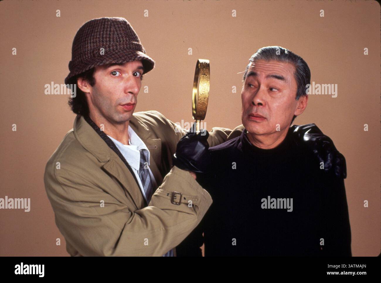 24. Mai 2016: Der Schauspieler BURT KWOUK, der vor allem für die Rolle von Inspector Clouseaus Manservant Cato in den Pink Panther Films bekannt war, starb im Alter von 85 Jahren. Er trat in sieben Pink Panther Filmen gegenüber P. Sellers als Clouseaus Diener auf, der regelmäßig seinen Arbeitgeber attackierte, um ihn wachsam zu halten. Außerdem spielte er von 2002 bis 2010 in der BBC-Sitcom Last of the Summer Wine. Geboren in Manchester, aufgewachsen in Shanghai, erhielt der Schauspieler einen OBE in der New Year Honour List 2011. Im Bild: 15. Juni 1993: „Son Of The Pink Panther“ Mit 1993, Roberto Benigni, Blake Edwards, Burt Kwouk. (Kreditbild: © United Stockfoto