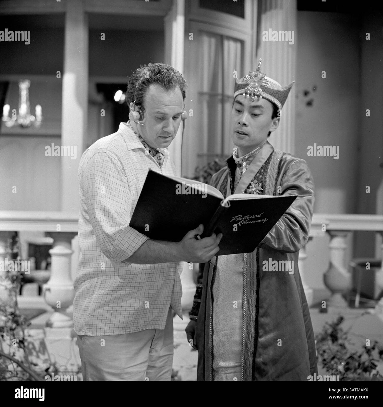 24. Mai 2016: Der Schauspieler BURT KWOUK, der vor allem für die Rolle von Inspector Clouseaus Manservant Cato in den Pink Panther Films bekannt war, starb im Alter von 85 Jahren. Er trat in sieben Pink Panther Filmen gegenüber P. Sellers als Clouseaus Diener auf, der regelmäßig seinen Arbeitgeber attackierte, um ihn wachsam zu halten. Außerdem spielte er von 2002 bis 2010 in der BBC-Sitcom Last of the Summer Wine. Geboren in Manchester, aufgewachsen in Shanghai, erhielt der Schauspieler einen OBE in der New Year Honour List 2011. Im Bild: 15. Juni 1961 – Burt Kwouk, hinter den Kulissen... „The Avengers“ Serie 1. TV-Programm - 1961..Serie 1: Kill the King TV Stockfoto