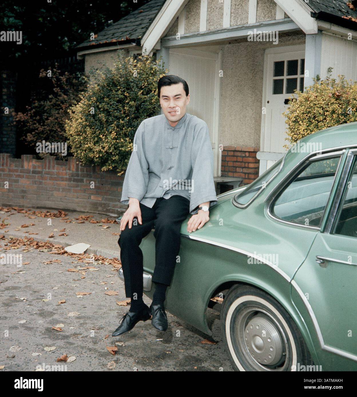 24. Mai 2016 – London, England, Vereinigtes Königreich – 24. Mai 2016 – Aktendarsteller BURT KWOUK, der vor allem für die Rolle von Inspector Clouseaus Manservant Cato in den Pink Panther Films bekannt war, starb im Alter von 85 Jahren. Er trat in sieben Pink Panther Filmen gegenüber P. Sellers als Clouseaus Diener auf, der regelmäßig seinen Arbeitgeber attackierte, um ihn wachsam zu halten. Außerdem spielte er von 2002 bis 2010 in der BBC-Sitcom Last of the Summer Wine. Geboren in Manchester, aufgewachsen in Shanghai, erhielt der Schauspieler einen OBE in der New Year Honour List 2011. Im Bild: 15. Juni 1963 – Folge 10 – Abschluss Der Schule – Burt Kwouk „The Sentiment“ Stockfoto