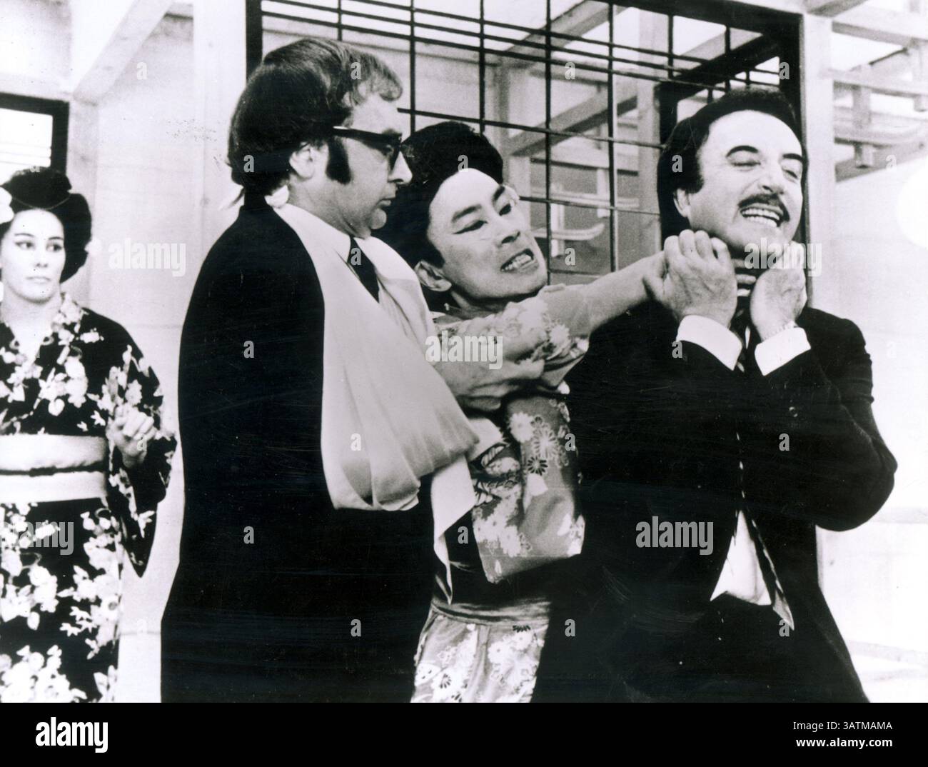 24. Mai 2016: Der Schauspieler BURT KWOUK, der vor allem für die Rolle von Inspector Clouseaus Manservant Cato in den Pink Panther Films bekannt war, starb im Alter von 85 Jahren. Er trat in sieben Pink Panther Filmen gegenüber P. Sellers als Clouseaus Diener auf, der regelmäßig seinen Arbeitgeber attackierte, um ihn wachsam zu halten. Außerdem spielte er von 2002 bis 2010 in der BBC-Sitcom Last of the Summer Wine. Geboren in Manchester, aufgewachsen in Shanghai, erhielt der Schauspieler einen OBE in der New Year Honour List 2011. 1975 – The Return of the Pink Panther Stills, Burt Kwouk als Cato, Peter Sellers. (Kreditbild: © United Artists/E Stockfoto