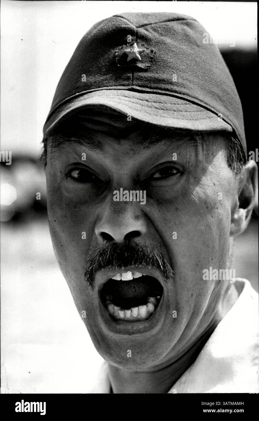 24. Mai 2016: Der Schauspieler BURT KWOUK, der vor allem für die Rolle von Inspector Clouseaus Manservant Cato in den Pink Panther Films bekannt war, starb im Alter von 85 Jahren. Er trat in sieben Pink Panther Filmen gegenüber P. Sellers als Clouseaus Diener auf, der regelmäßig seinen Arbeitgeber attackierte, um ihn wachsam zu halten. Außerdem spielte er von 2002 bis 2010 in der BBC-Sitcom Last of the Summer Wine. Geboren in Manchester, aufgewachsen in Shanghai, erhielt der Schauspieler einen OBE in der New Year Honour List 2011. Im Bild: 11. August 1981 - Burt Kwouk schreiend Befehle Er ist der Lagerkommandant im BBC-Fernsehen, noch immer aus Tenko. (Kreditbild: © Stockfoto