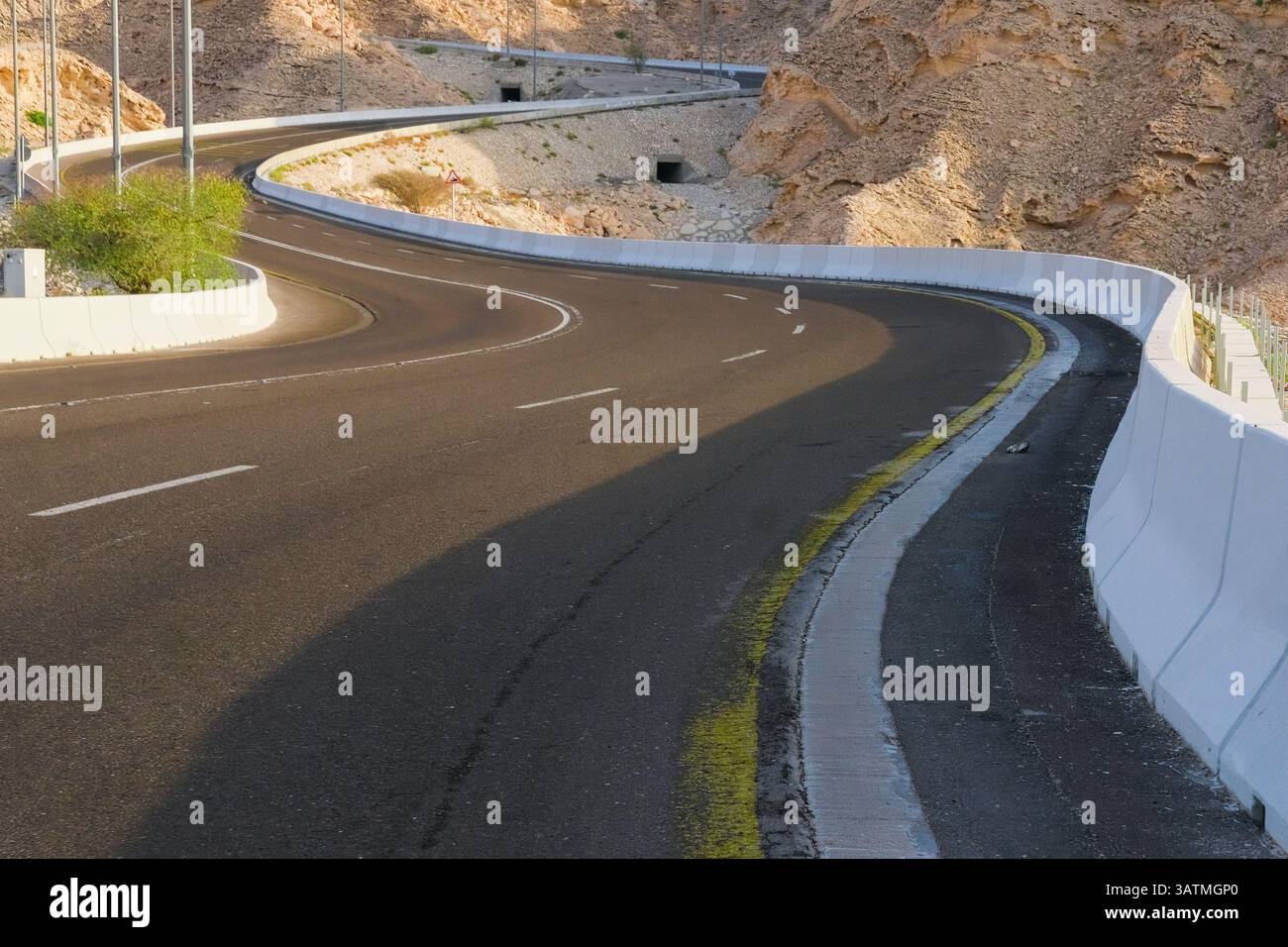 Kurvige Straße in den Jebel Hafeet Bergen in Al Ain, VAE, ein beliebtes Touristenziel. Familienwochenende Freizeitaktivitäten. Stockfoto
