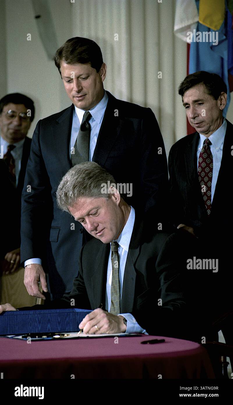 15. März 2016 - Datei - es gibt viele Lehren aus dem Nordamerikanischen Freihandelsabkommen (NAFTA), die für die aktuelle Debatte von 2016 Präsidentschaftskandidaten über die Trans-Pazifische Partnerschaft (TPP) relevant sind. Erstens ging es bei der NAFTA wie bei der TPP nie hauptsächlich um Handel und noch weniger um Freihandel. 1994 hatten die USA bereits niedrige Zollschranken für mexikanische Waren. Das Abkommen ging viel mehr darum, neue Rechte und Privilegien für Investoren, zumeist multinationale Konzerne, zu schaffen und auszuweiten. Bei einem Wahlkampf-Event dieses Wochenende in Youngstown, Ohio, ging Clinton in Opposi weiter als zuvor Stockfoto