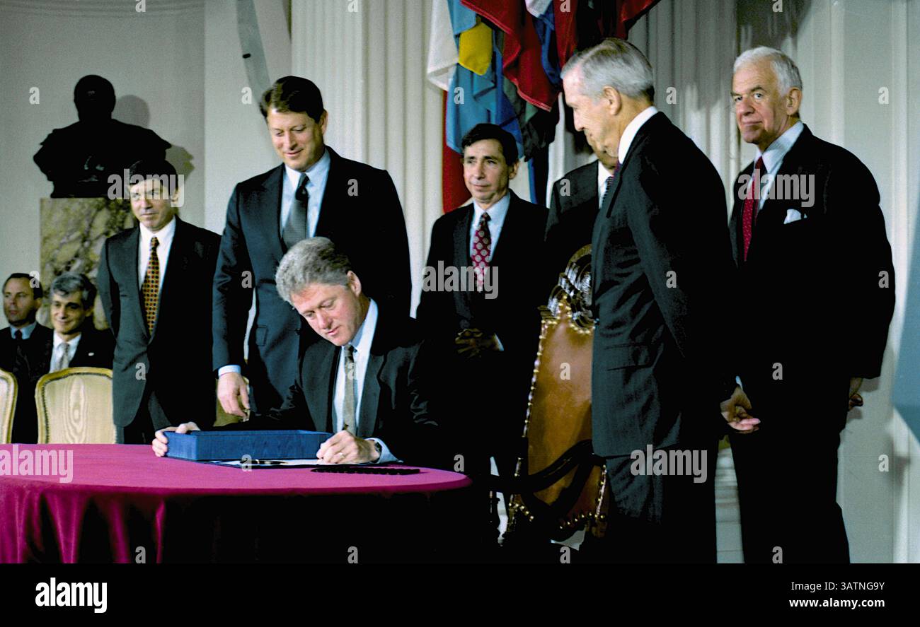 15. März 2016 - Datei - es gibt viele Lehren aus dem Nordamerikanischen Freihandelsabkommen (NAFTA), die für die aktuelle Debatte von 2016 Präsidentschaftskandidaten über die Trans-Pazifische Partnerschaft (TPP) relevant sind. Erstens ging es bei der NAFTA wie bei der TPP nie hauptsächlich um Handel und noch weniger um Freihandel. 1994 hatten die USA bereits niedrige Zollschranken für mexikanische Waren. Das Abkommen ging viel mehr darum, neue Rechte und Privilegien für Investoren, zumeist multinationale Konzerne, zu schaffen und auszuweiten. Bei einem Wahlkampf-Event dieses Wochenende in Youngstown, Ohio, ging Clinton in Opposi weiter als zuvor Stockfoto