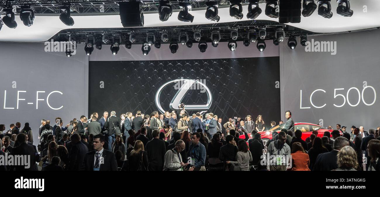 11. Januar 2016 - Detroit, MI, USA - CEO AKIO TOYODA präsentiert Lexus LC 500 auf Detroit North American Auto Show. (Kredit-Bild: © Alexis Simpson über ZUMA Draht) Stockfoto