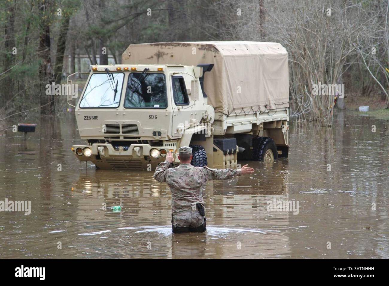 14. März 2016: Grant Parish, LA, Vereinigte Staaten von Amerika – Ein Nationalgardisten lenkt ein Hochwasserfahrzeug durch überflutete Straßen, während sie Bewohner evakuieren, die von Überschwemmungen gefangen sind, nachdem rekordverdächtige Stürme den tiefen Süden des Landes am 14. März 2016 in Grant Parish, Louisiana, niedergeworfen haben. (Kreditbild: © Ssgt. Jerry Rushing/Planet Pix via ZUMA Wire) Stockfoto