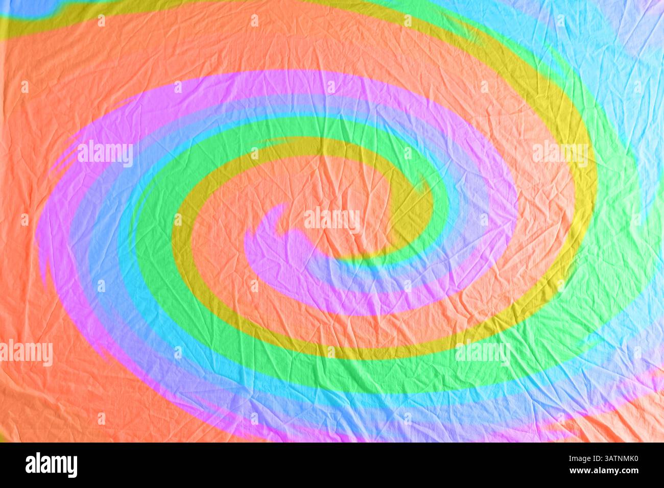 Helles, mit Tie-Dye-Technik gefärbtes Gewebe. Textil mit Wirbeln in Regenbogenfarben Stockfoto