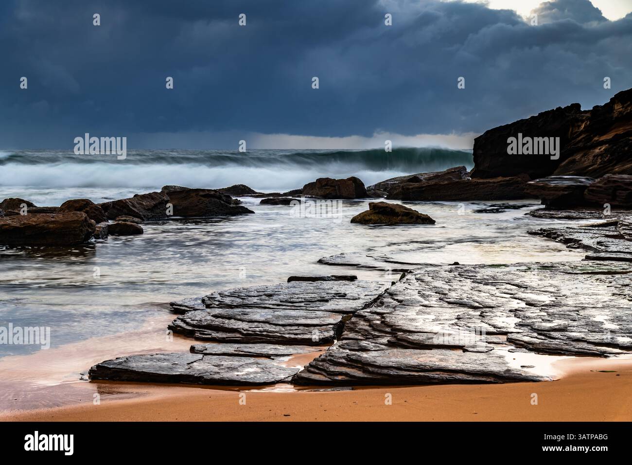 Moody Sunrise Seascape am Killcare Beach an der Central Coast von NSW, Australien. Stockfoto