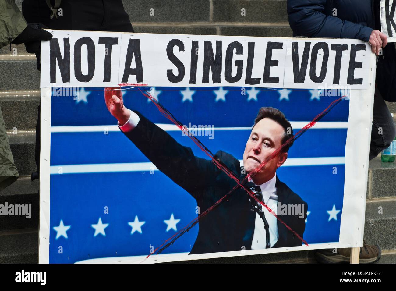 Anti-Elon Musk unterschrieb bei einer Protestkundgebung in Boise Idaho am 17. Februar (Präsident's Day 2025). Stockfoto