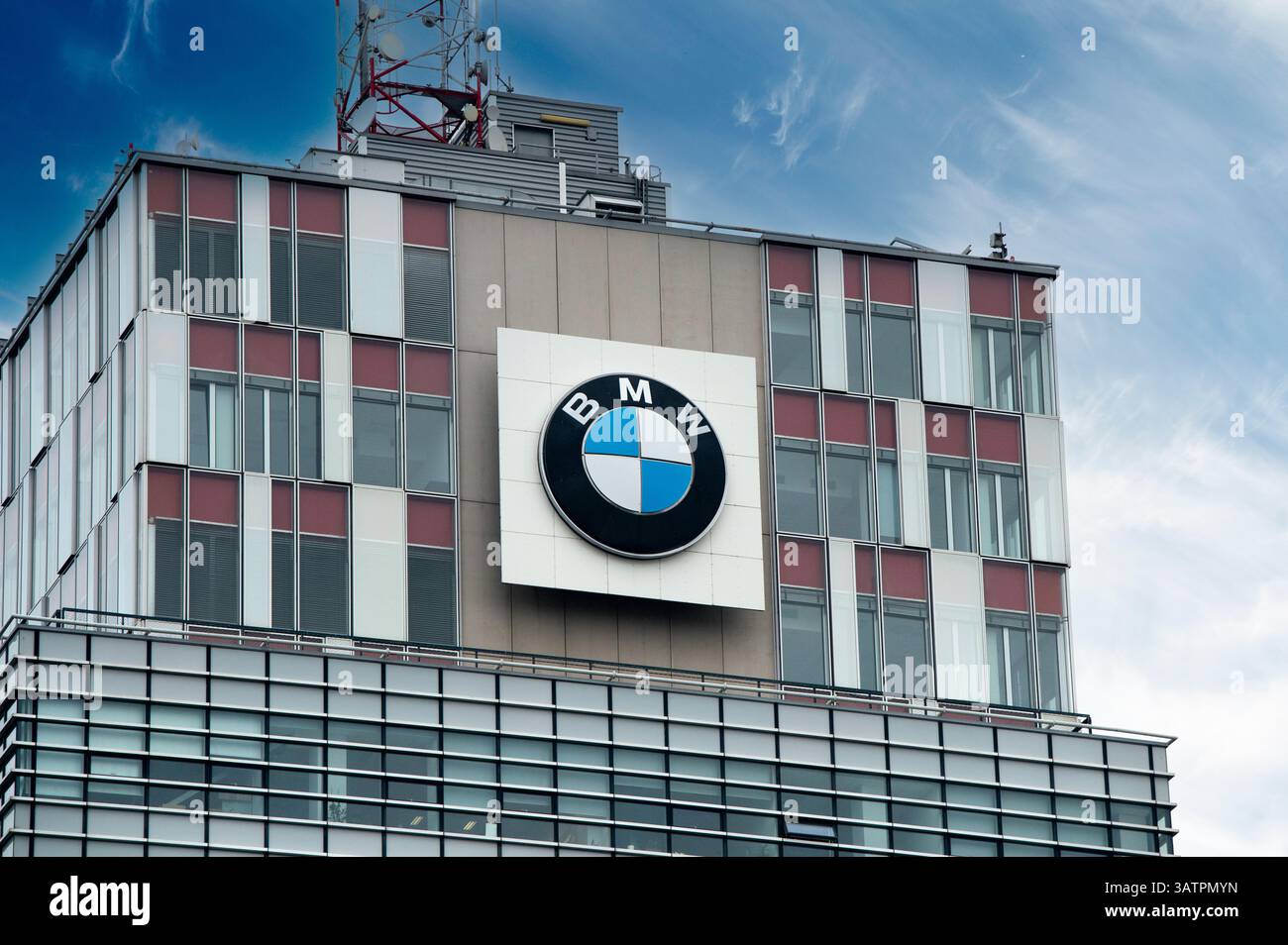 Bratislava, Slowakei - 15. April 2025 : Zeichen des BMW auf dem Gebäude. Die Bayerische Motoren Werke AG, die unter dem Namen BMW Group firmiert, ist ein deutscher multinationaler Mann Stockfoto