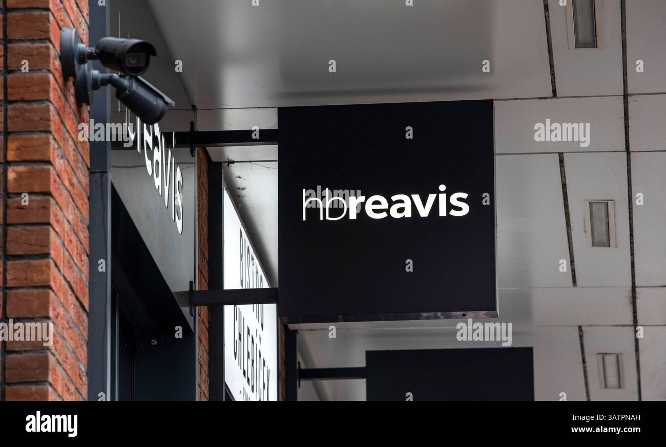 Bratislava, Slowakei - 15. April 2025: Firmenlogo von HB Reavis (HBReavis) auf dem Gebäude. HB Reavis ist ein Immobilienentwickler. Stockfoto