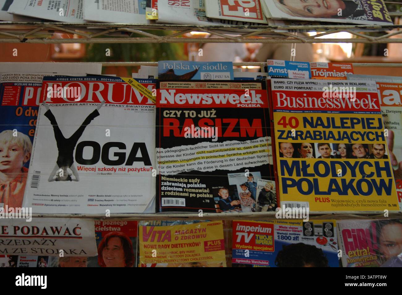 BRESLAU  POLEN Juni 24,2005 . Ausländische USA Lnaguage Wekkly Magazin Newsweek und Business Week und Forum in polnischer Sprache zum Verkauf im polnischen Kiosk in Wraclaw Polen . (Foto: Francis Dean/Dean Pictures) Stockfoto