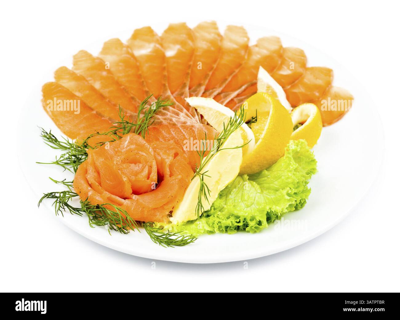 Geräucherter Lachs in Scheiben, serviert mit Zitrone und Lachsrose Stockfoto