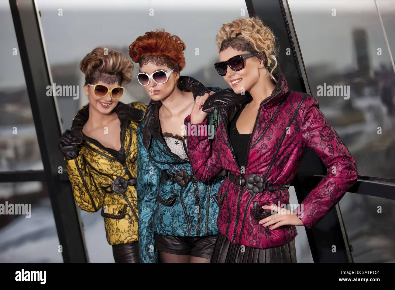 Junge schöne Frauen in modischer Kleidung auf isoliertem Studiohintergrund Stockfoto