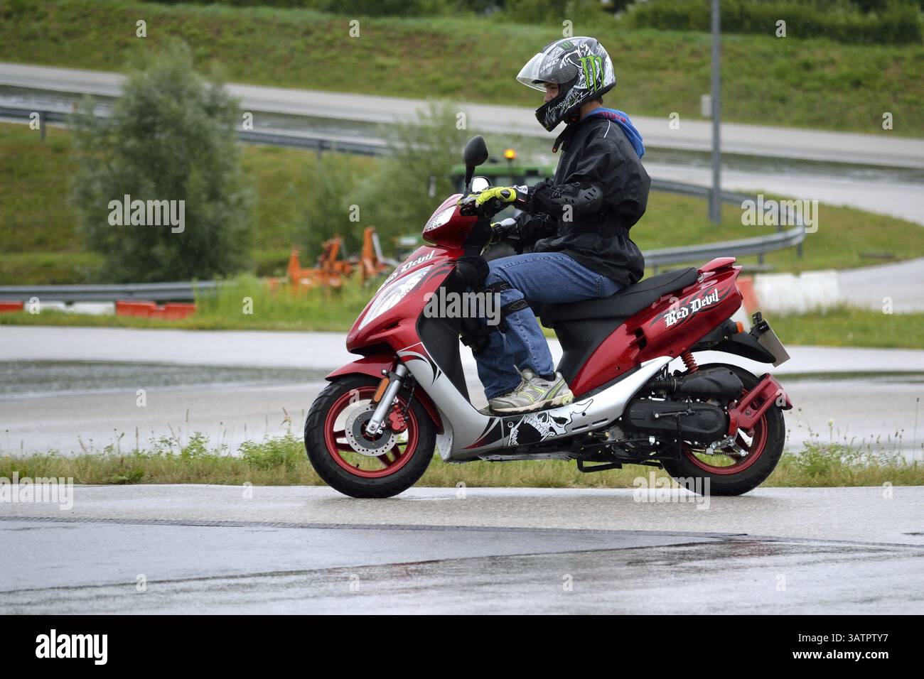 Mopedfahrtechniktraining auf dem Übungsgelände Stockfoto