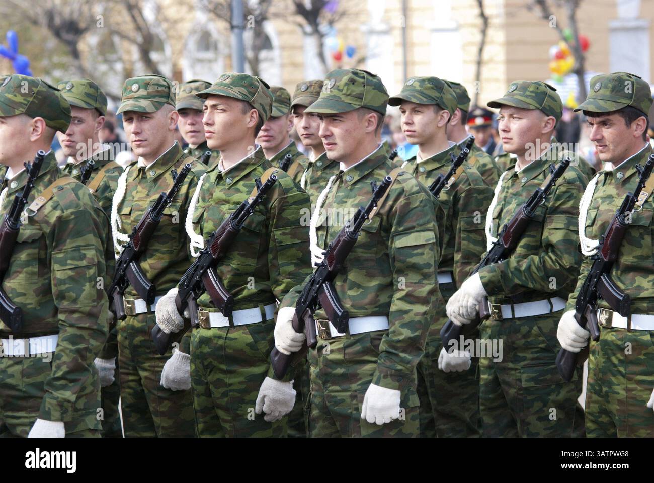 ULAN-UDE, RUSSLAND - 9. MAI: Junge russische Soldaten stehen am jährlichen Siegestag, 9. Mai 2009 in Ulan-Ude, Burjatien, Russland, Europa Stockfoto