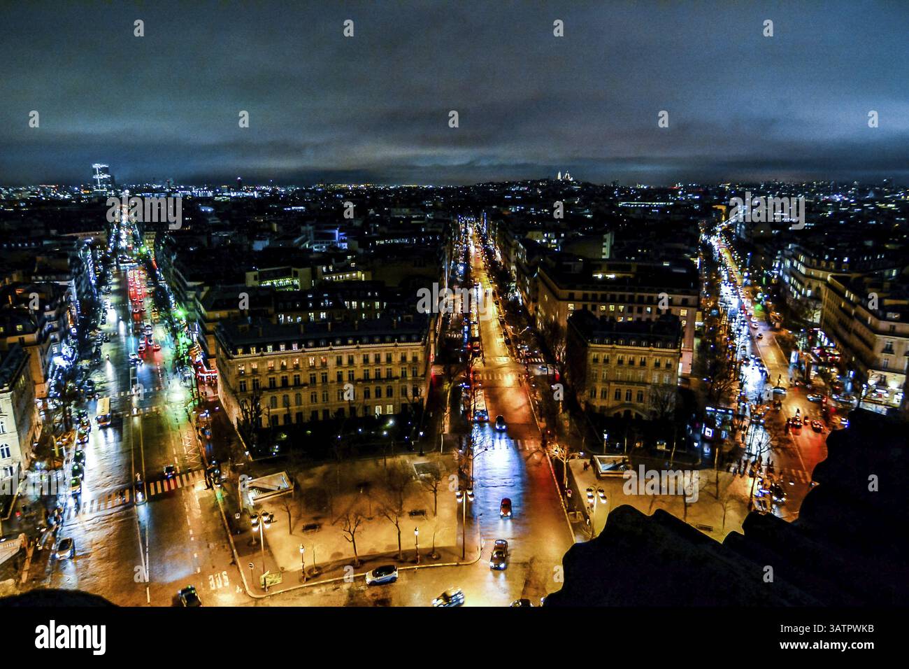 Blick vom triumphbogen bei Nacht, Foto ein wunderschöner Panoramablick auf die Metropolstadt Paris Stockfoto