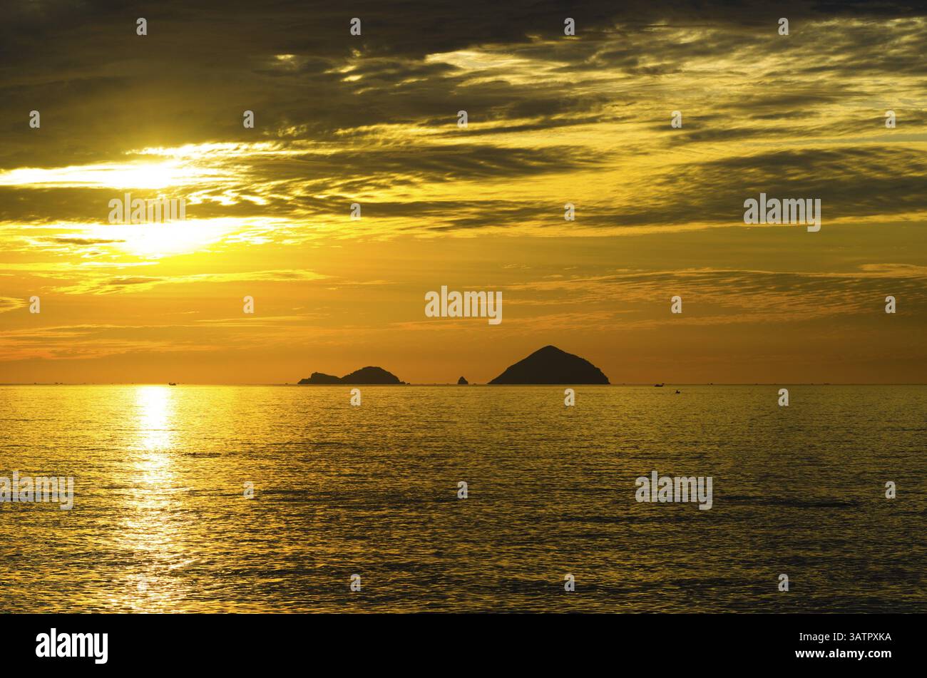 Sonnenaufgang am Strand in Nhatrang, Vietnam, Asien Stockfoto