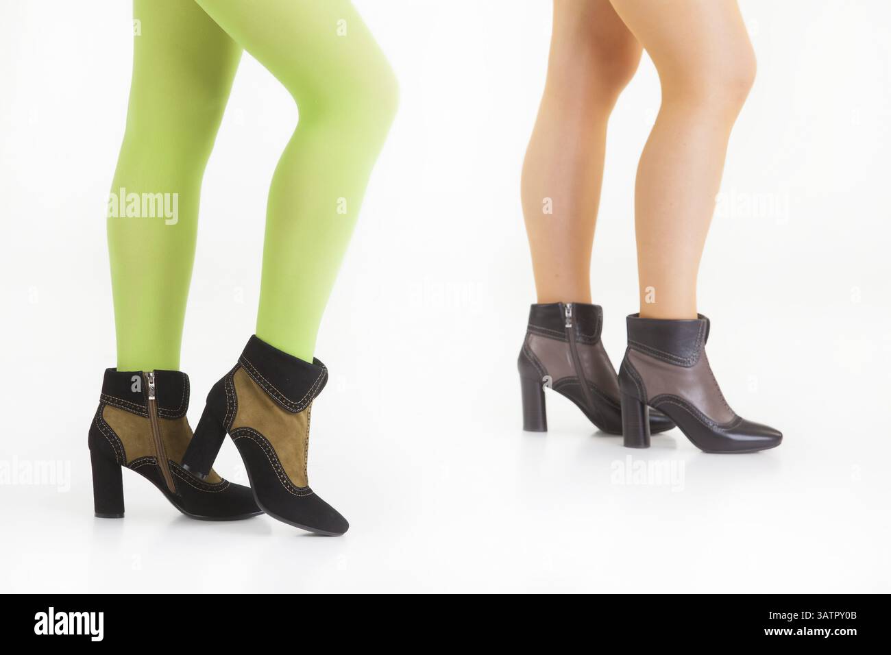 Frauenbeine in Schuhen auf isoliertem Hintergrund Stockfoto