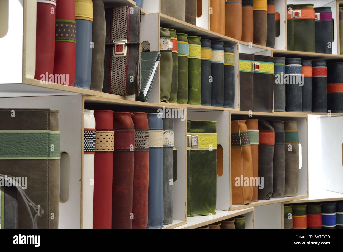 Ledermappen und Lederhüllen für Bücher Stockfoto