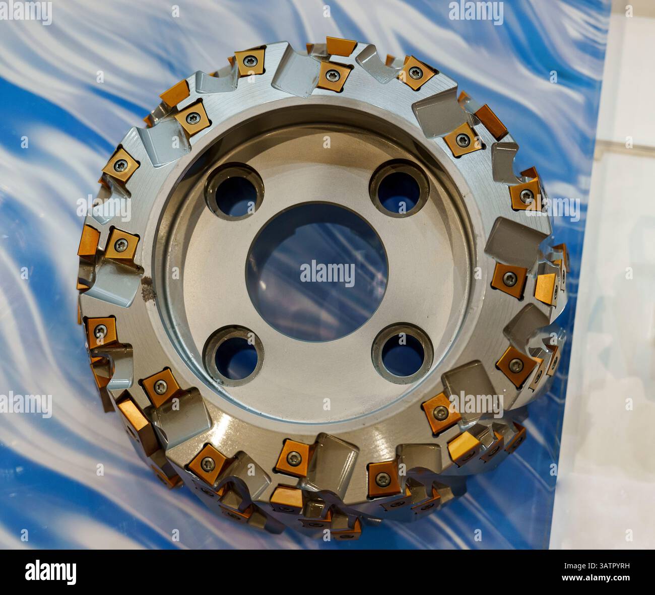 Ein Fräser für die Metallbearbeitung, Fräsen von Maschinenteilen, Ausrüstung für die metallverarbeitende Industrie Stockfoto